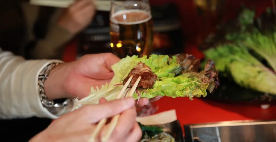 お肉を楽しむ様子