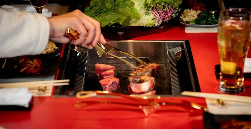 焼肉を楽しむ様子